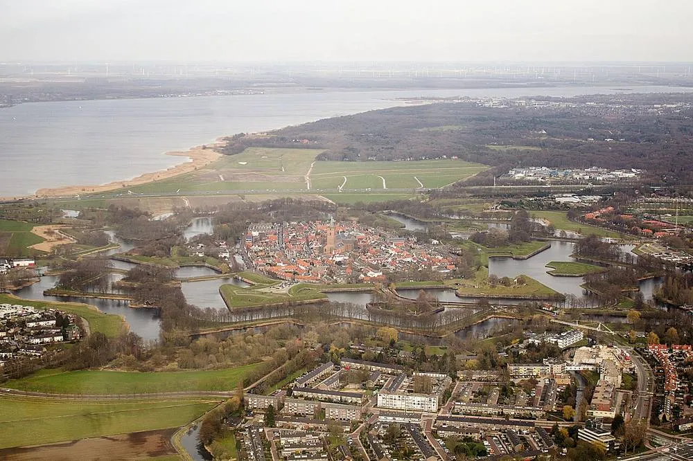 Naarden: 30282-Vestingwerken en grachten van Naarden